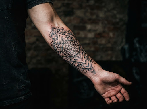 Mandala Geométrico y Dotwork en antebrazo
